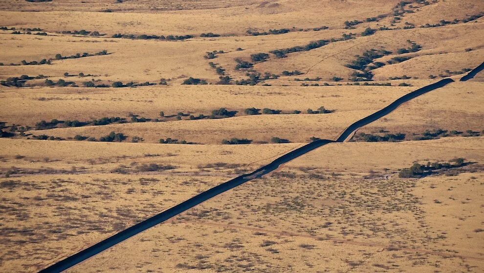 Границы между странами фото. Граница Мексика США В пустыне. Границы США. Пустыня разделенная на две части. Границы между краями