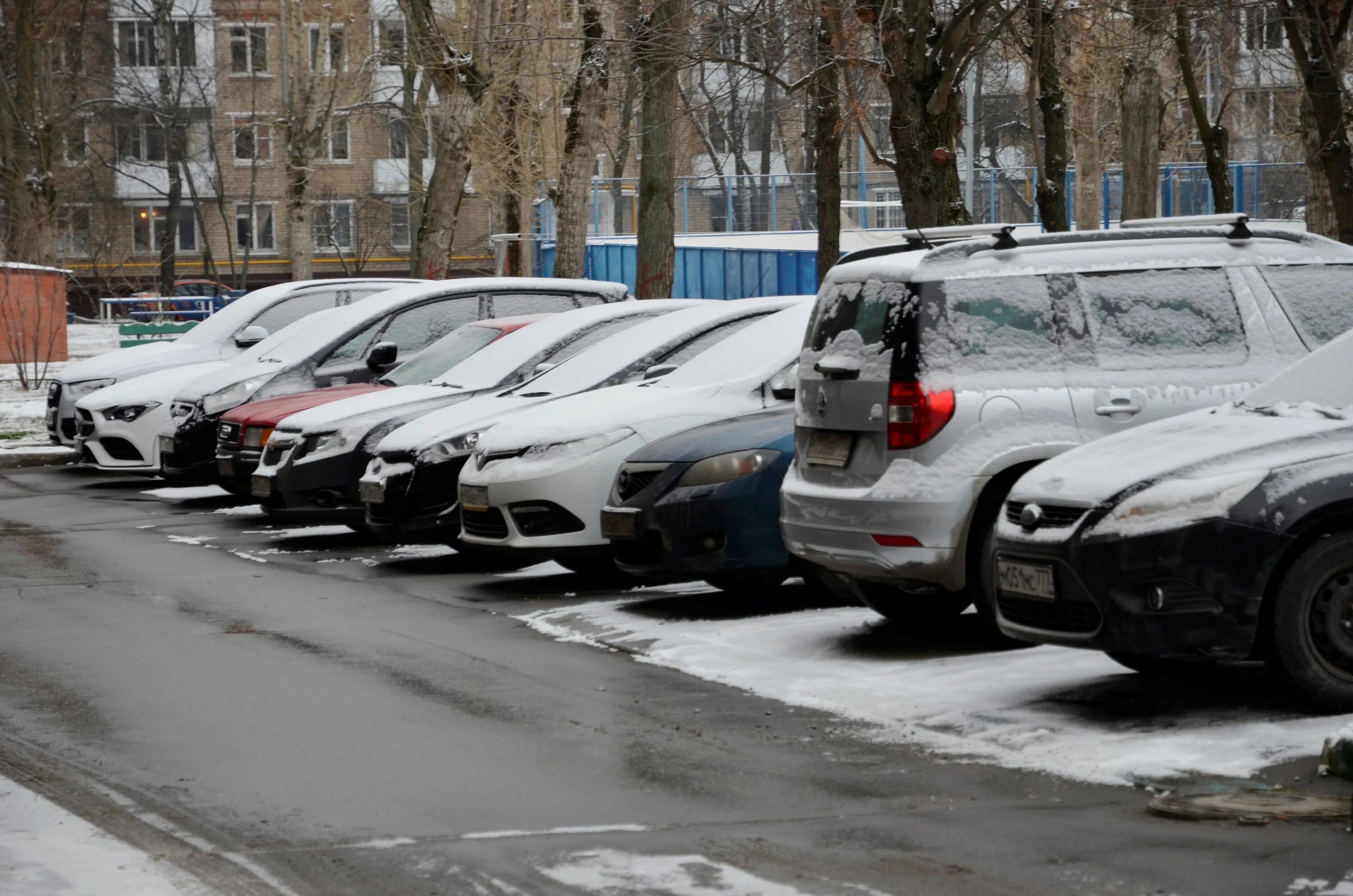 Парковка в праздники. Парковка в Москве в новогодние праздники. Новый год стоянка. Стоянка на Воробьевых горах в новогодние праздники.