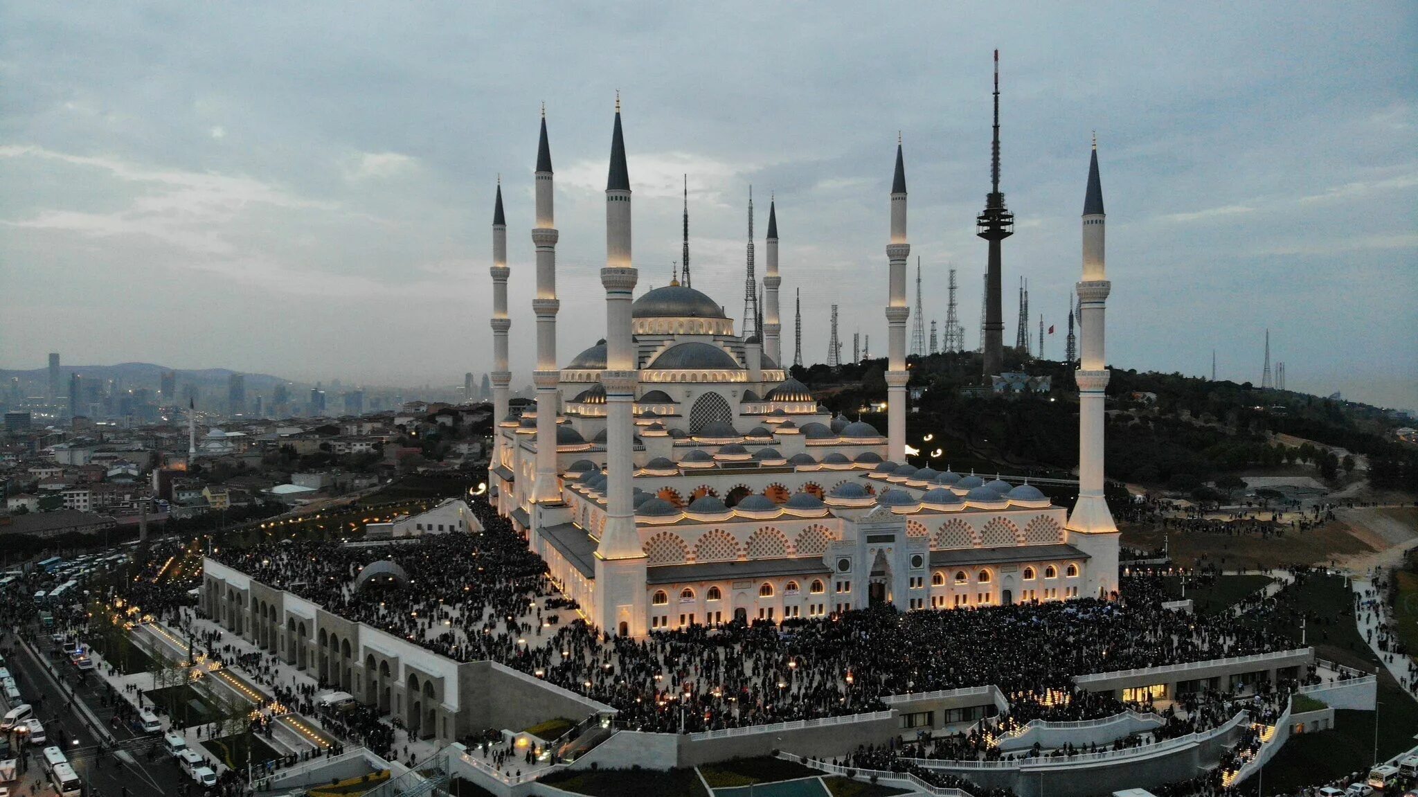 Самые крупные мечети. Мечеть Чамлыджа в Стамбуле. Мечеть Camlica Стамбул. Мечеть Асланхане Анкара. Самая большая мечеть в Стамбуле Чамлыджа.