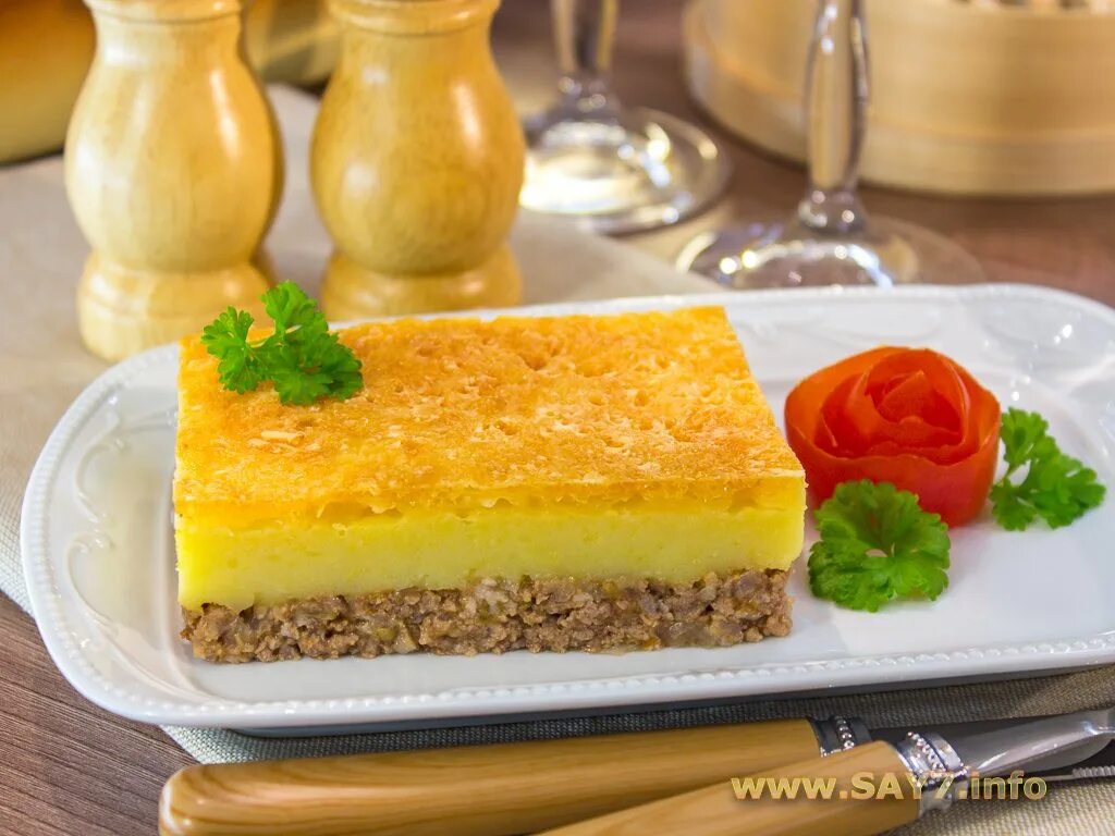 Запеканка с фаршем и картофелем пюре. Картофельная запеканка с фаршем. запеканка картофельная с фаршем в духовке. запеканка с картофельным пюре. запеканка с пюре и фаршем.