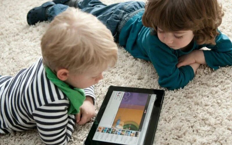 Купите маме планшет. Планшет для игр недорогой но хороший ребенку. детская игра на планшет для самых маленьких. ребенок с планшетом свободные. планшет картинка для детей.