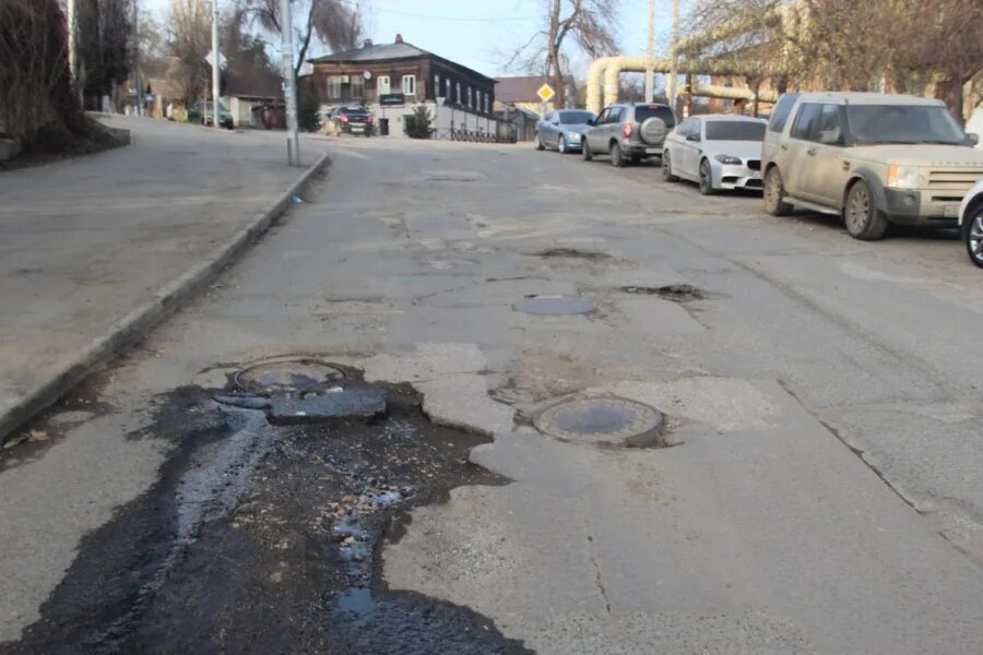 Старые пришли в негодность. Выбоина на дороге. Дороги сейчас. Пришел в негодность. Дорога идти.