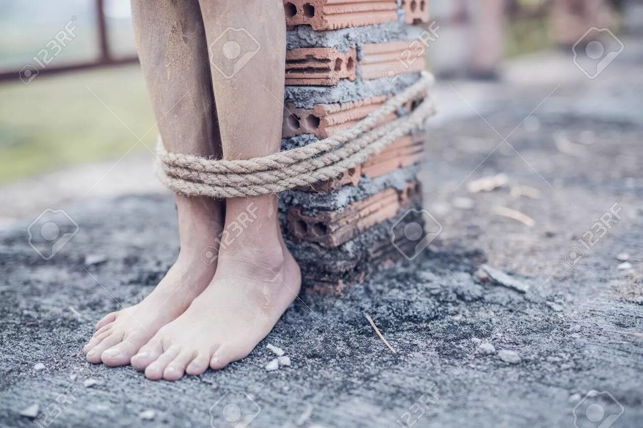 Girl feet tied. Фут фетиш связанные ноги hogtied. Раб подросток бондаж фут фетиш. Большая жопа, feet hogtied soles. Щекотка пяток детей.