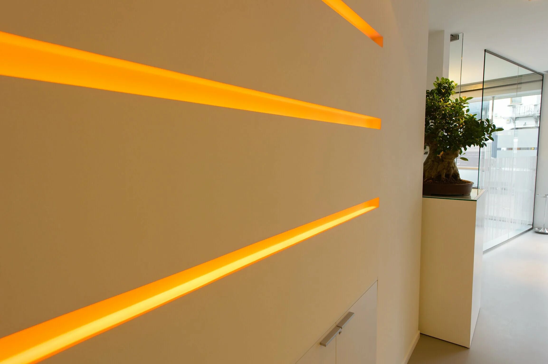 Led подсветка стены. светодиодная лента в интерьере. светодиодная лента cob, оранжевый. центрсвет с led подсветкой. светодиодная подсветка на стене.