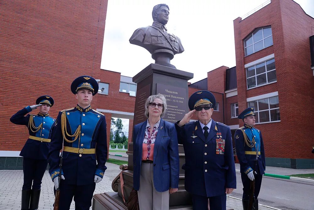 Рп5 чкаловское. Памятник Чкалову Щелково-3. Памятник перелету Чкалова в Щелково. Чкаловский Щёлково-3 памятник Гагарину. Дом офицеров Щелково-3.