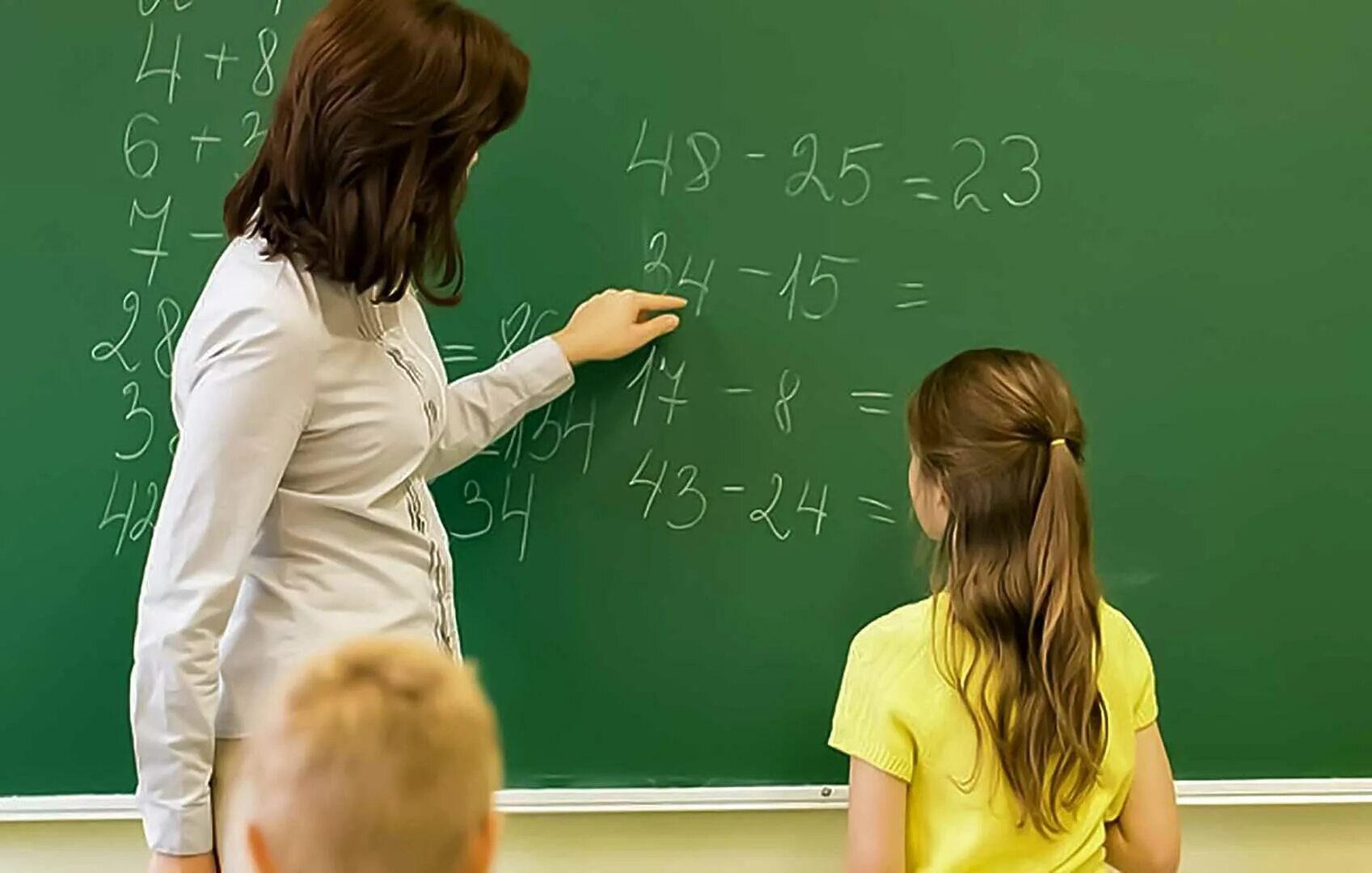Вагитна у 16 учитель информатики и ученица. Преподаватель со спины. учитель у доски спиной. учитель у доски. ученик у доски.