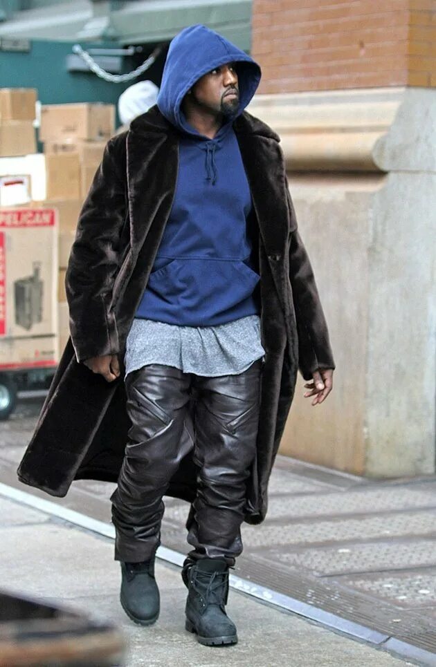 Одетый бомж. Канье Вест в Кожанке. Kanye West в кожаной куртке. Kanye West в пальто.