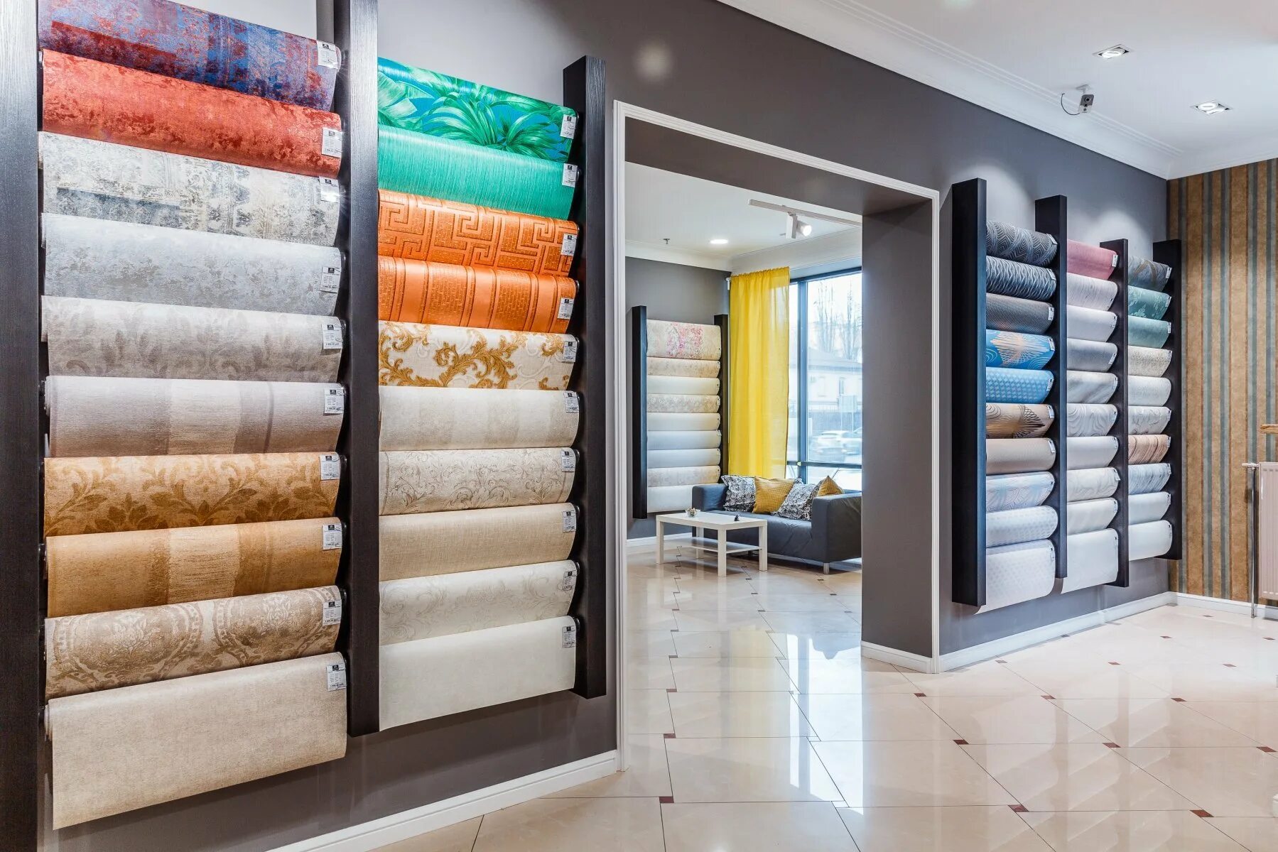 Широкий ассортимент обоев. Стройматериалы для отделки крыши. Ассортимент отделочных материалов. Новое поступление товара. Ассортимент обоев для стен.