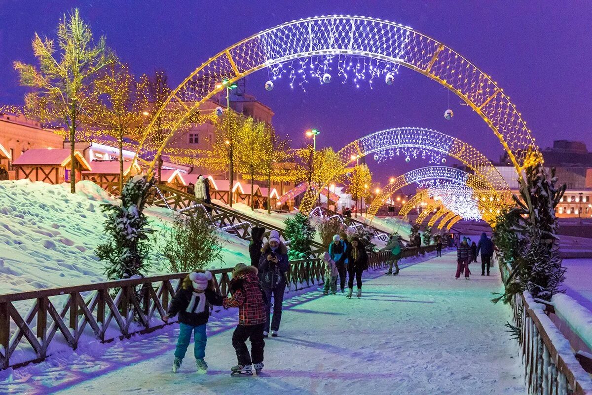 Где можно погулять в городе. Каток на кремлевской набережной Казань. Кремлёвская набережная Казань 2022. Кремлёвский каток, Казань. Кремлёвская набережная Казань зимой.