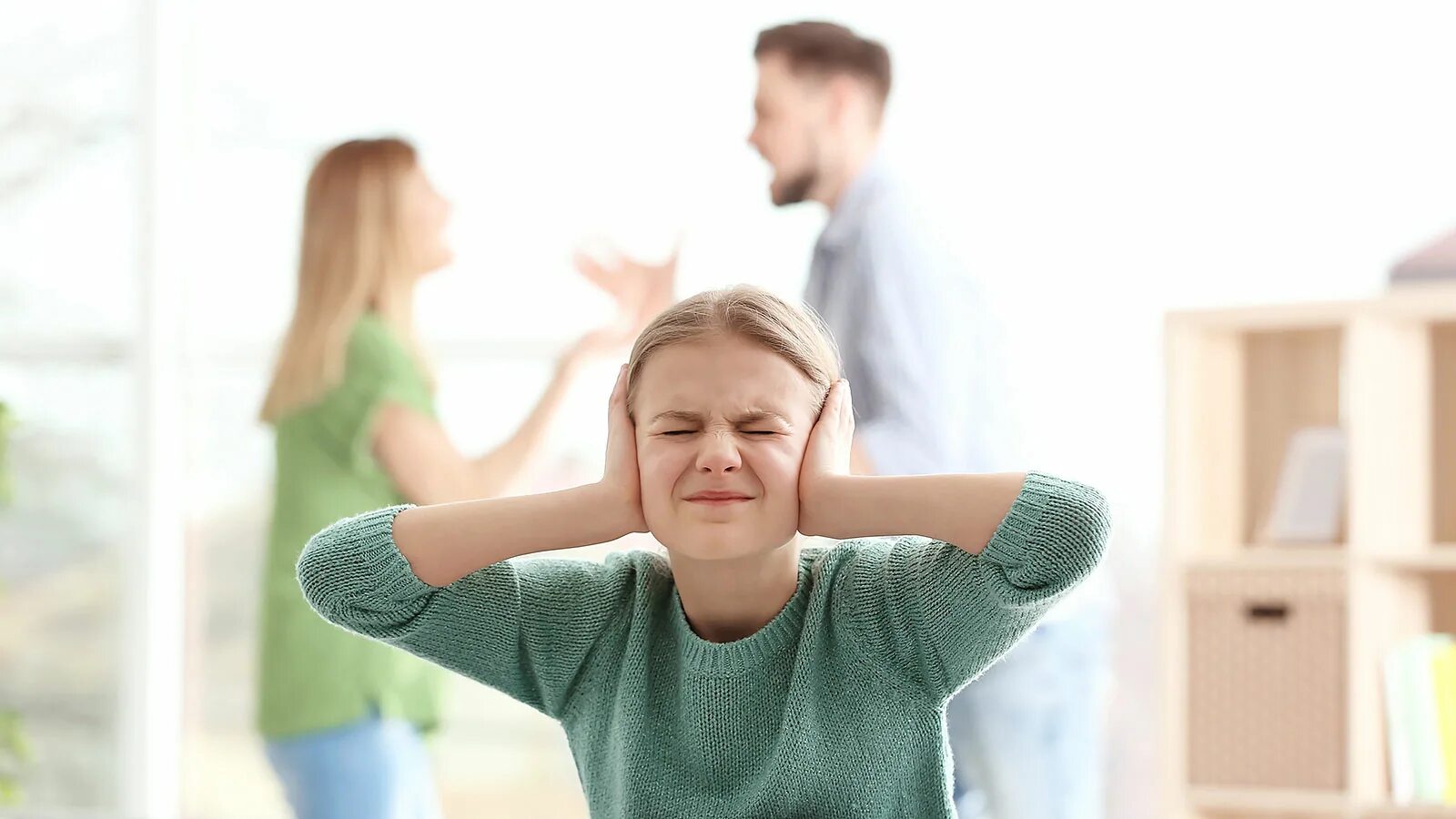 Dysfunctional family. Родители ссорятся. Родители ругаются при ребенке. Мама и папа ссорятся. Развод родителей.