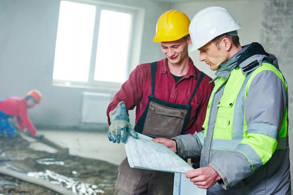 Бригадир на стройплощадке. Мастер на заводе орет. Рабочий строитель. Когда бывший военный стал бригадиром. Завод люди рабочие.