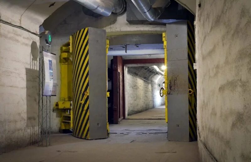 Закрытые бункеры. Дверь бункера. Закрытые бункеры. Подземный бункер. Бункер внутри.