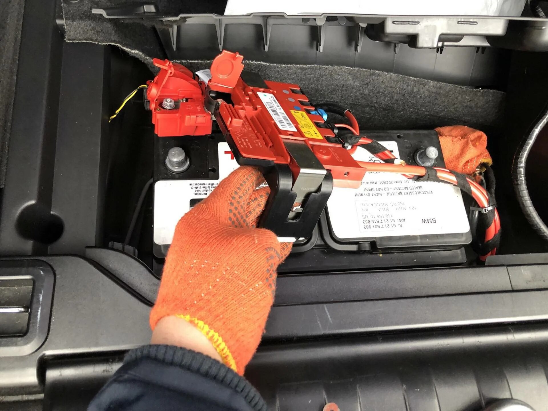 Install battery. BMW x5 g05 аккумулятор. BMW x5 f15 аккумулятор. БМВ х5 1 аккумулятор. Аккумулятор BMW x5 e70 AGM.