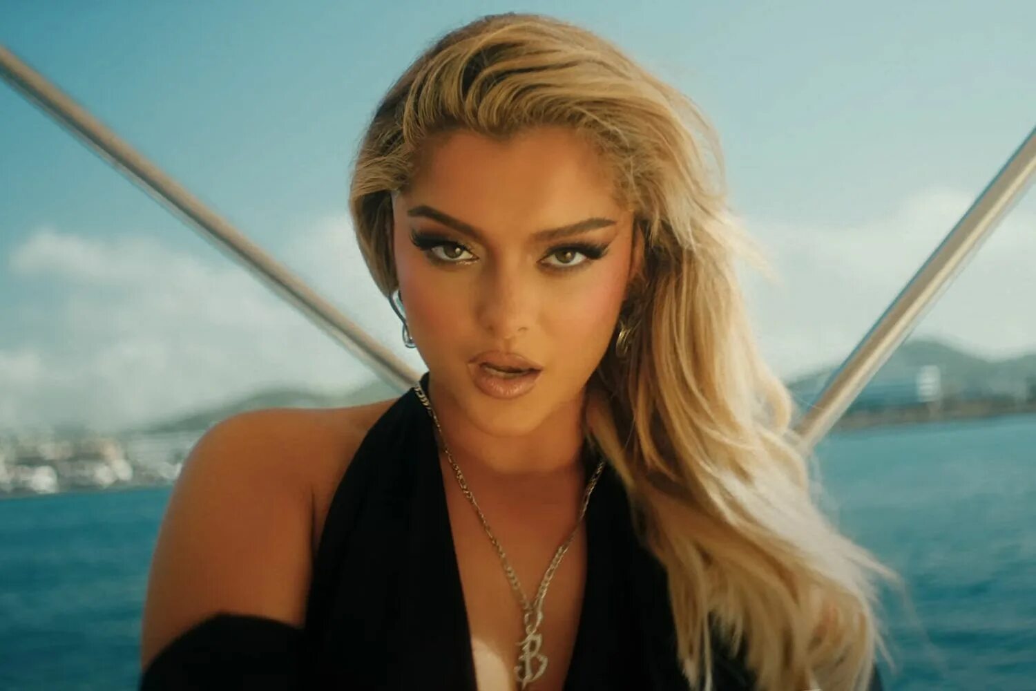 David guetta bebe rexha i m good. Bebe rexha. певицы клипы америка. david guetta bebe rexha i&#039;m good blue. певицы клипы америка 2025.