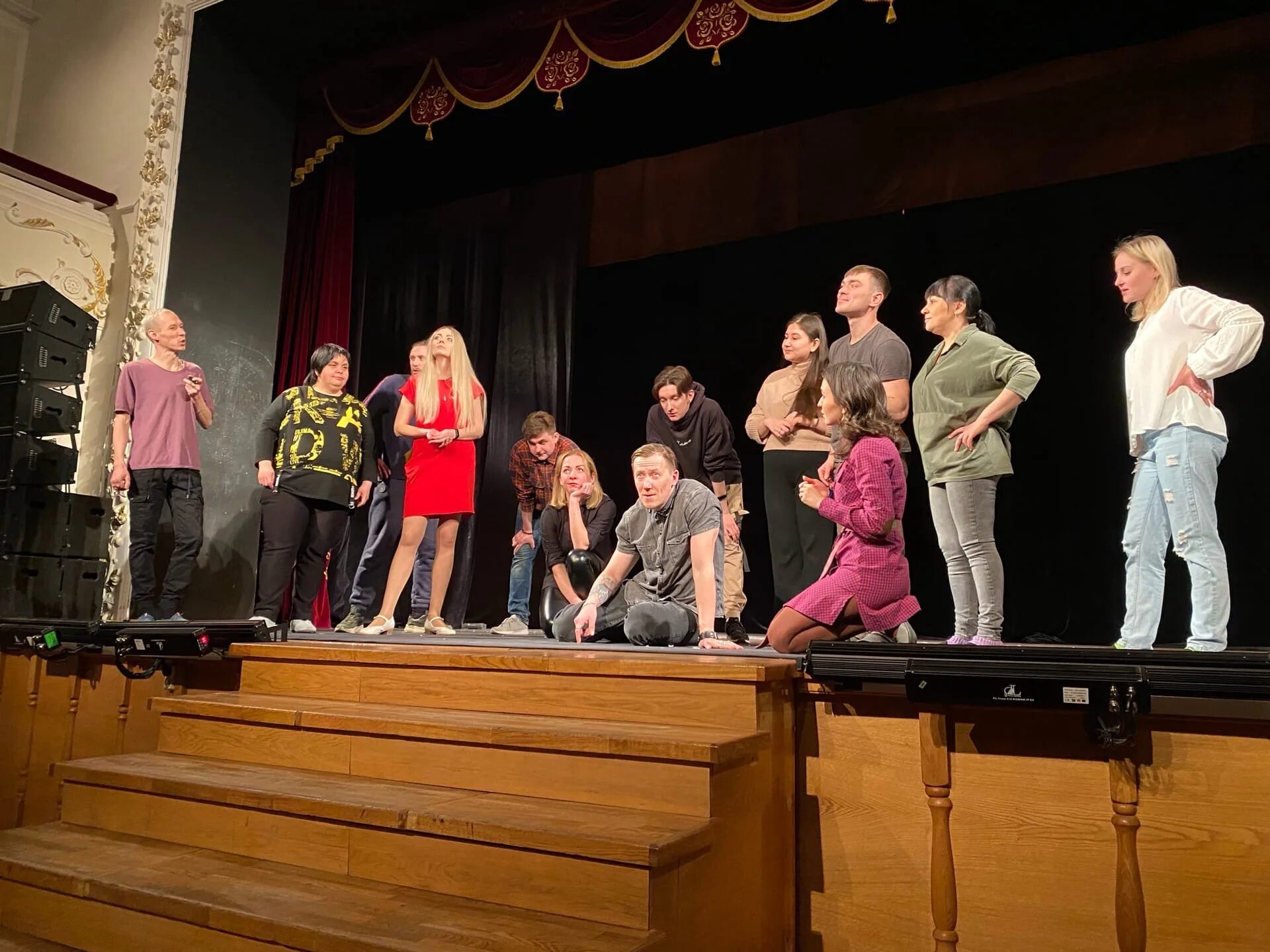 Выступление в школе. Выступление в музыкальной школе. Хор мальчиков великий новгород 70е годы. Школьник репетирует. Репетиция школьного спектакля.