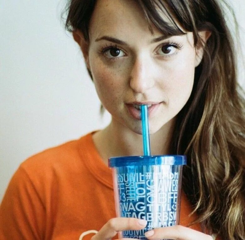 Give me shake. Милана Вейнтрауб. Милана Вайнтруб Lily. Lily (Milana Vayntrub. Милана Вейнтрауб слив.