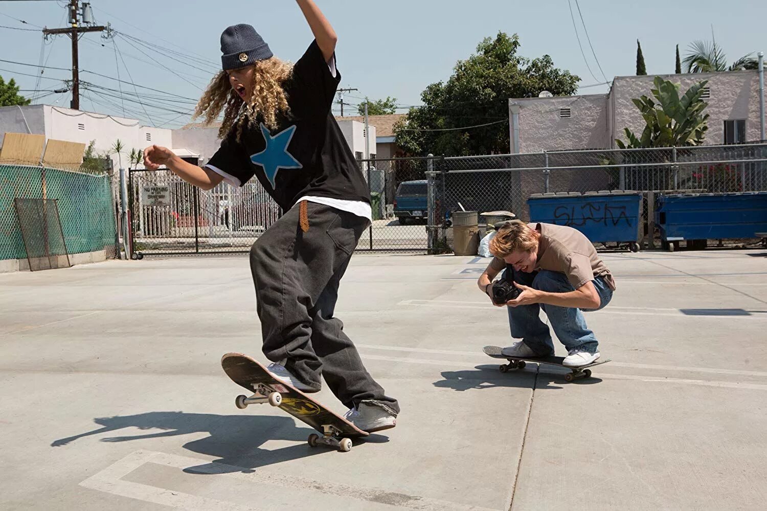 Скейт стиль. Середина 90-х / mid90s (джона хилл, 2018). скейтер мид 90.