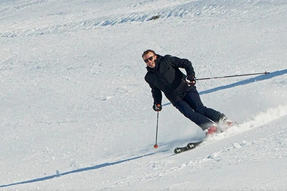 Макрон в спортзале. Макрон в Андорре. Эммануэль Макрон горнолыжный. Эммануэль Макрон на лыжах. Принц Макрон в Андорре.