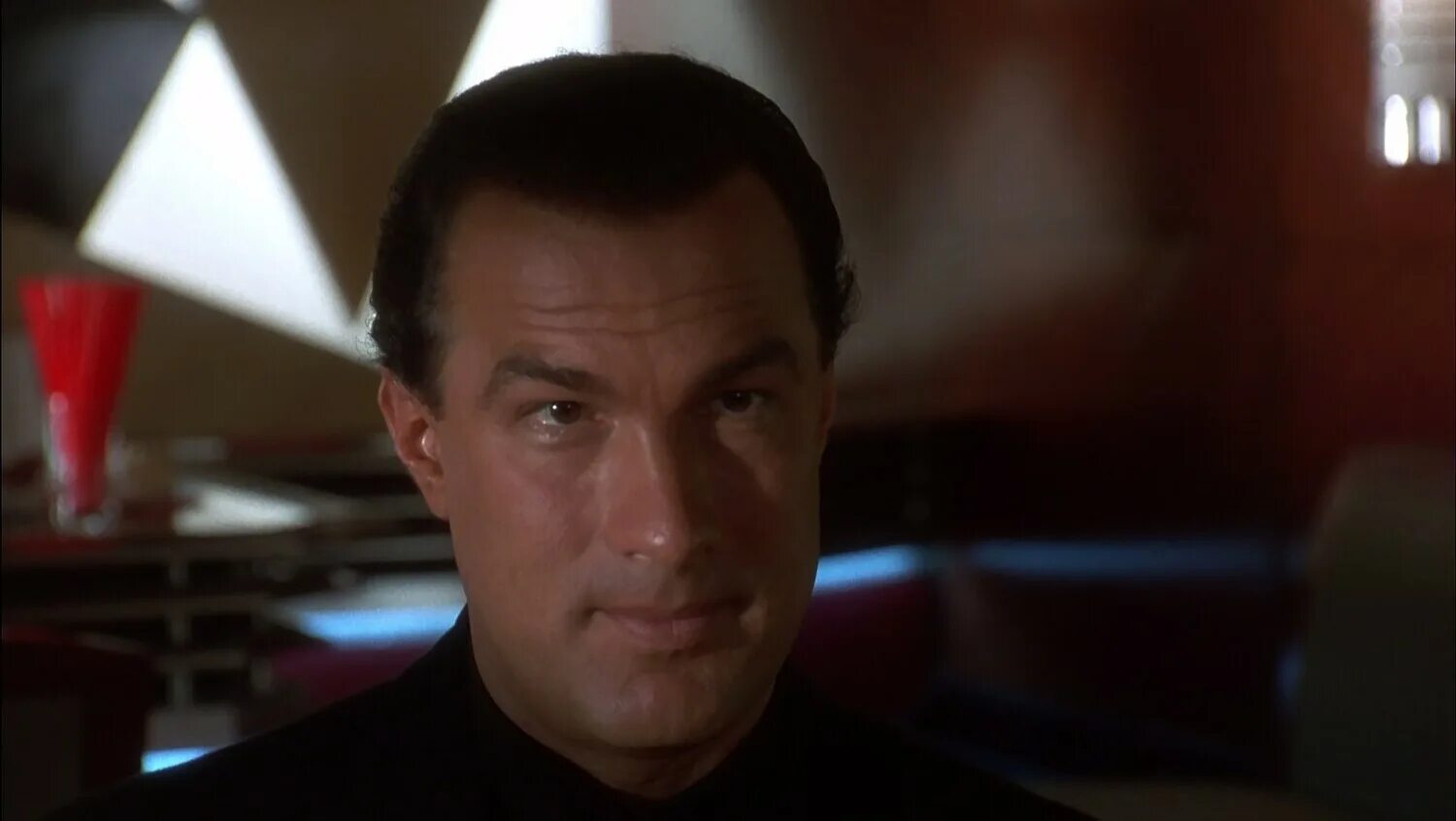 Захват 2 фильм стивен сигал. Захват осаде 2. Стивен сигал в осаде 2. Патрик килпатрик в осаде 2. Кэтрин хейгл захват 2.