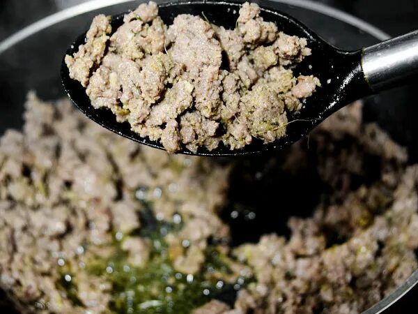 Как вкусно пожарить фарш. Фарш рассыпчатый. фарш вкусно пожарить. сколько жарить фарш на сковороде. сколько нужно обжаривать фарш.