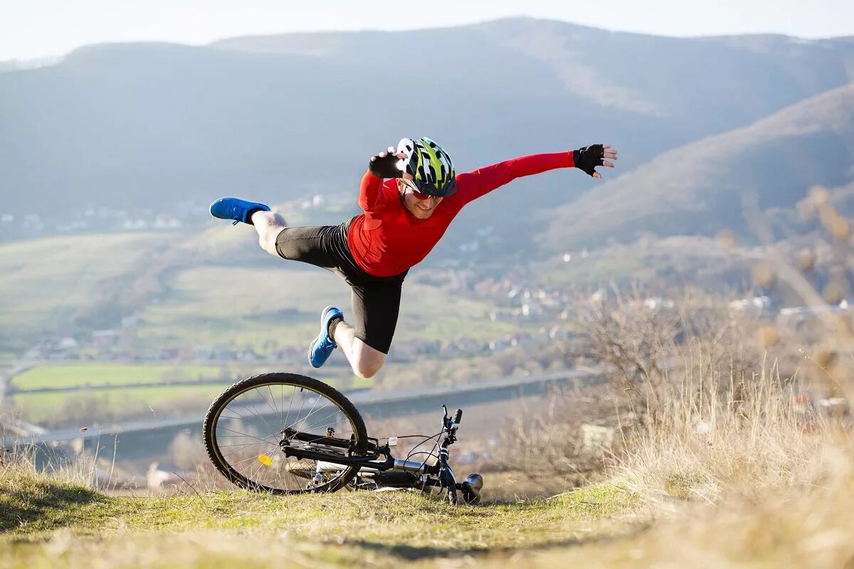 Велосипедист. Велосипед летит. Off his bike