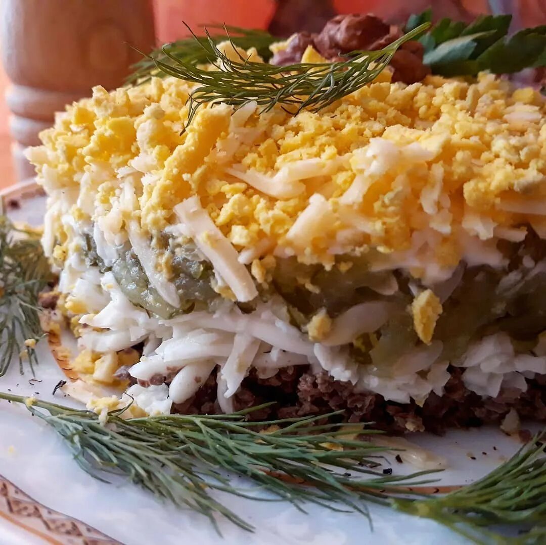 Салат с копченой курицей и луком. Салат белая ночь. Салат слоями. Салат с грибами слоями. Салат печеночный слоями.