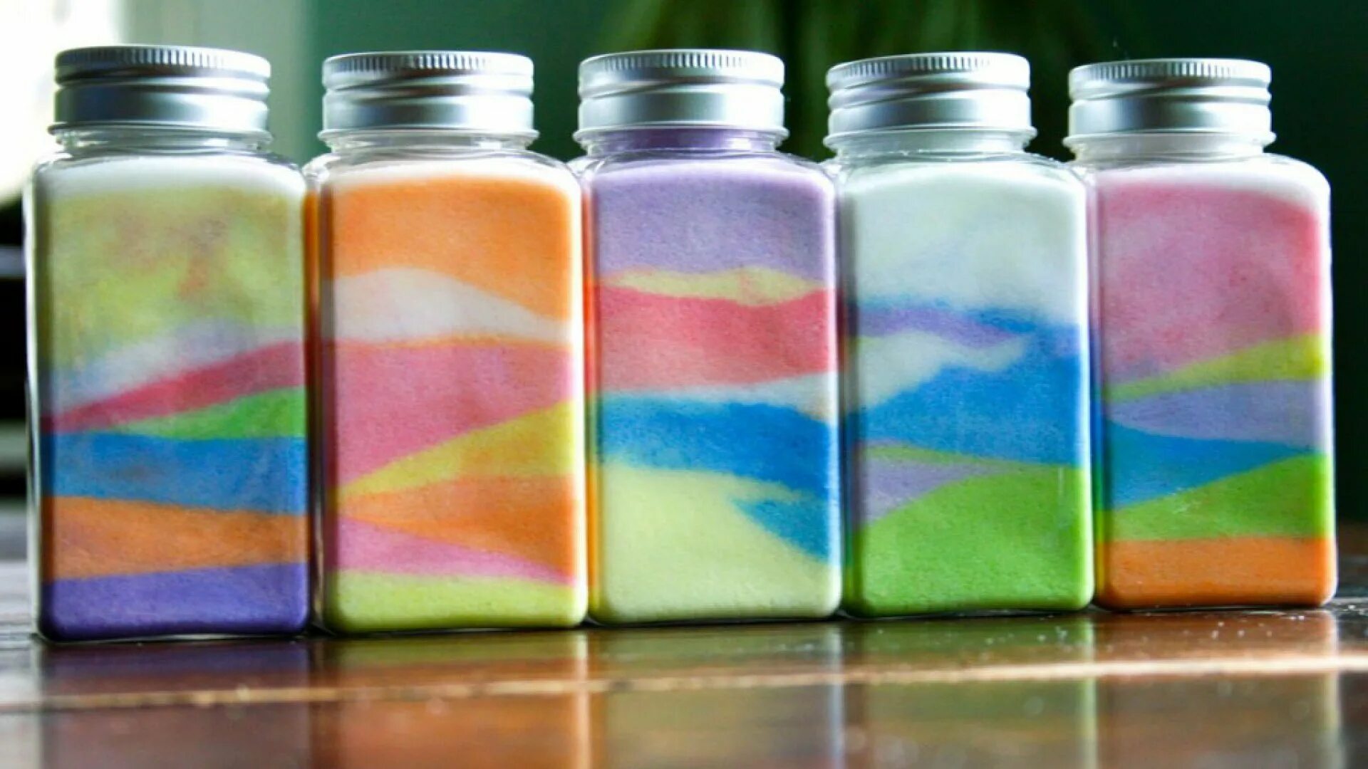 Цветные бутылочки. Баночки с цветным песком. Баночки с разноцветным песком. Баночки с цветной солью. Бутылочки с разноцветным песком.