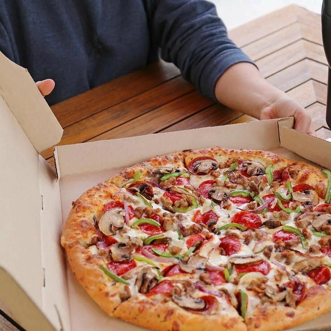 "Пицца". Пицца в коробке. Пицца на столе. Пицца в коробках на столе.
