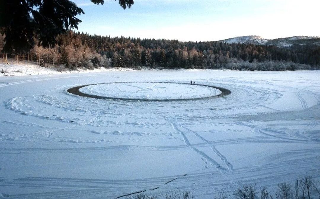 Символ круг и линия. Круговая дорога. Фотосессия в кругу. Посреди круга. Дом михаила круга 2002.