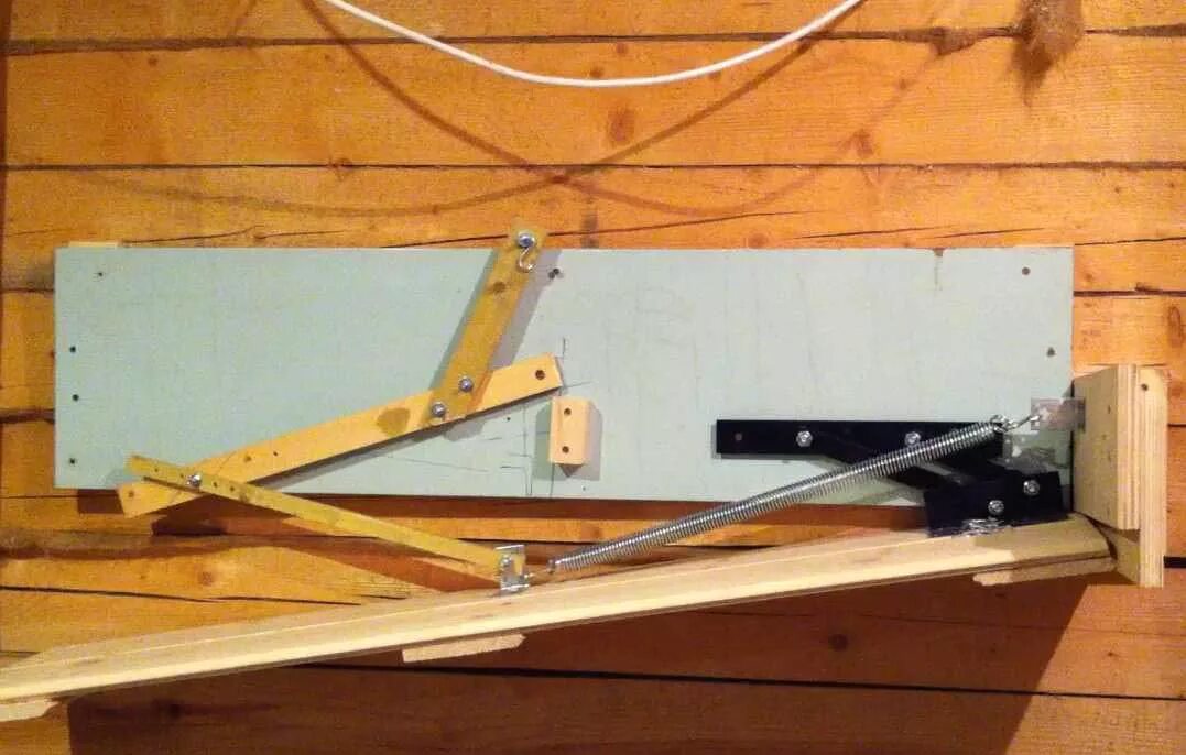 Петли чердачной лестницы фарко. Чердачная лестница 600 600. Петли для чердачной лестницы. Доводчик для люка на чердак. Люк на чердак 600х600.