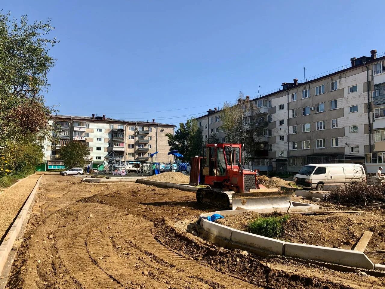 Работа в городе биробиджане. Фото двора. Еврейская автономная область город Биробиджан. Благоустроенные дворы проекты. Ул Дальневосточная Биробиджан.