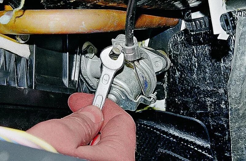 Краник печки вольво 940. Кран ототпителя ваз2107. Шаровый кран на печку ваз 2107. Замена крана печки ваз. Кран отопителя ваз 2107.