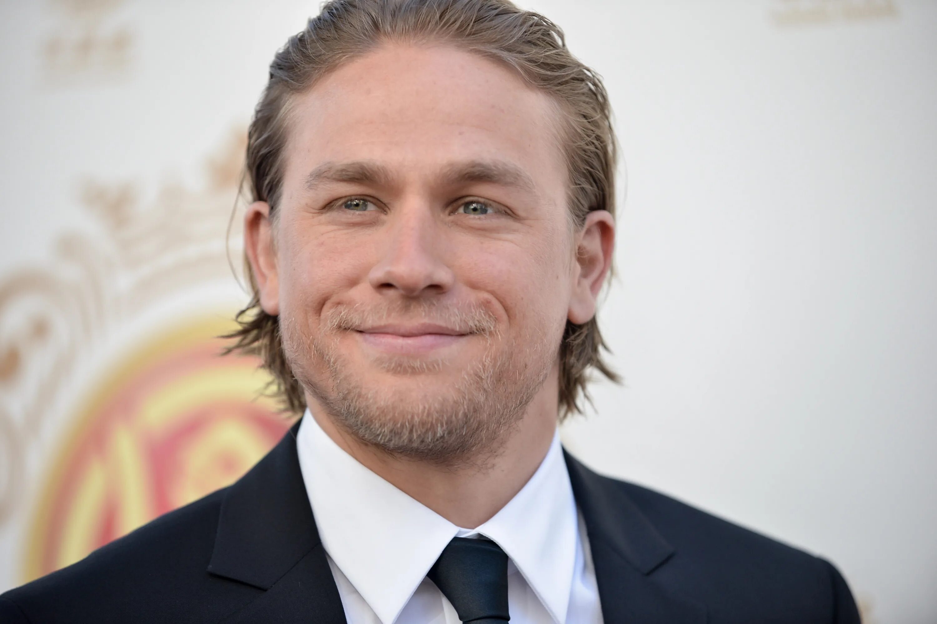 Charlie hunnam. Charleya Hannem. Чарли Ханнэм 2022. Чарли Ханнэм 2015.