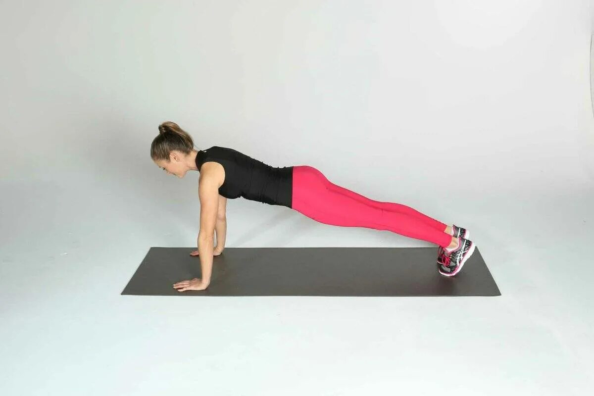 Планка в упоре лежа. Выполнение упражнения 40. Махи ногой в сторону лежа на боку. Кактправилно делать планку. Выполнила работу на английском.