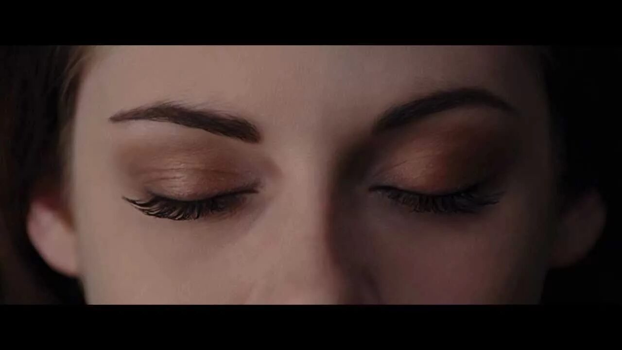 глаза гиф. белла свон открывает глаза. девушка подмигивает глазом. глаза взгляд. девушка открывает глаза.