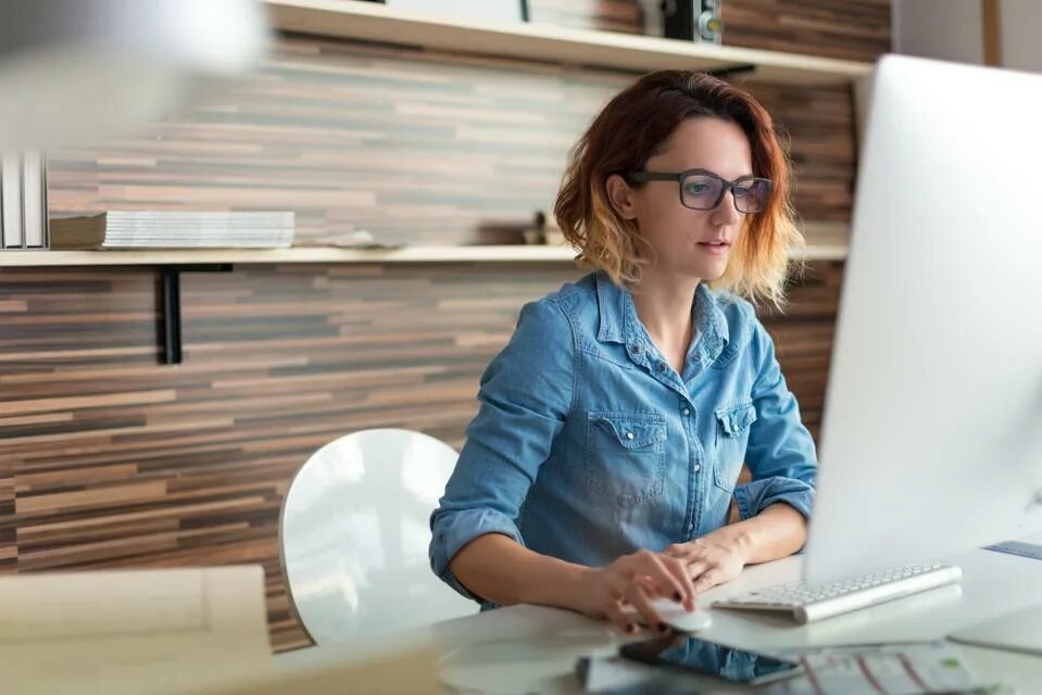 Работает над тем чтобы