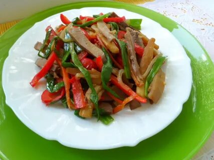Салат с языком перцем и огурцом