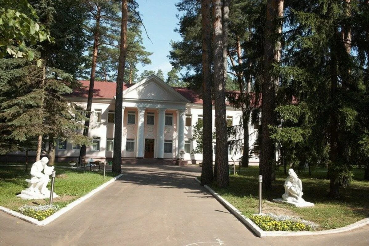 Детский санаторий поляны управление делами президента. Звенигород реабилитационный центр голубая речка. Пансионат фсс голубая речка. Санаторий голубая речка звенигород. Реабилитационный санаторий подмосковье.