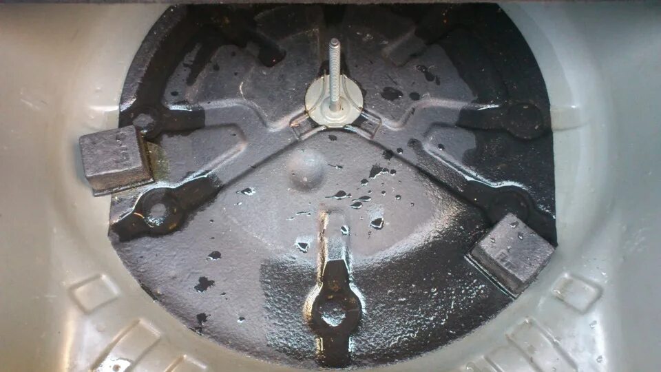 Вода в багажнике где заднее колесо. Запаска пежо 207. Откуда вода в запаске. Вода в багажнике хонда сивик 4 д. Форд фокус 3 вода в багажнике.