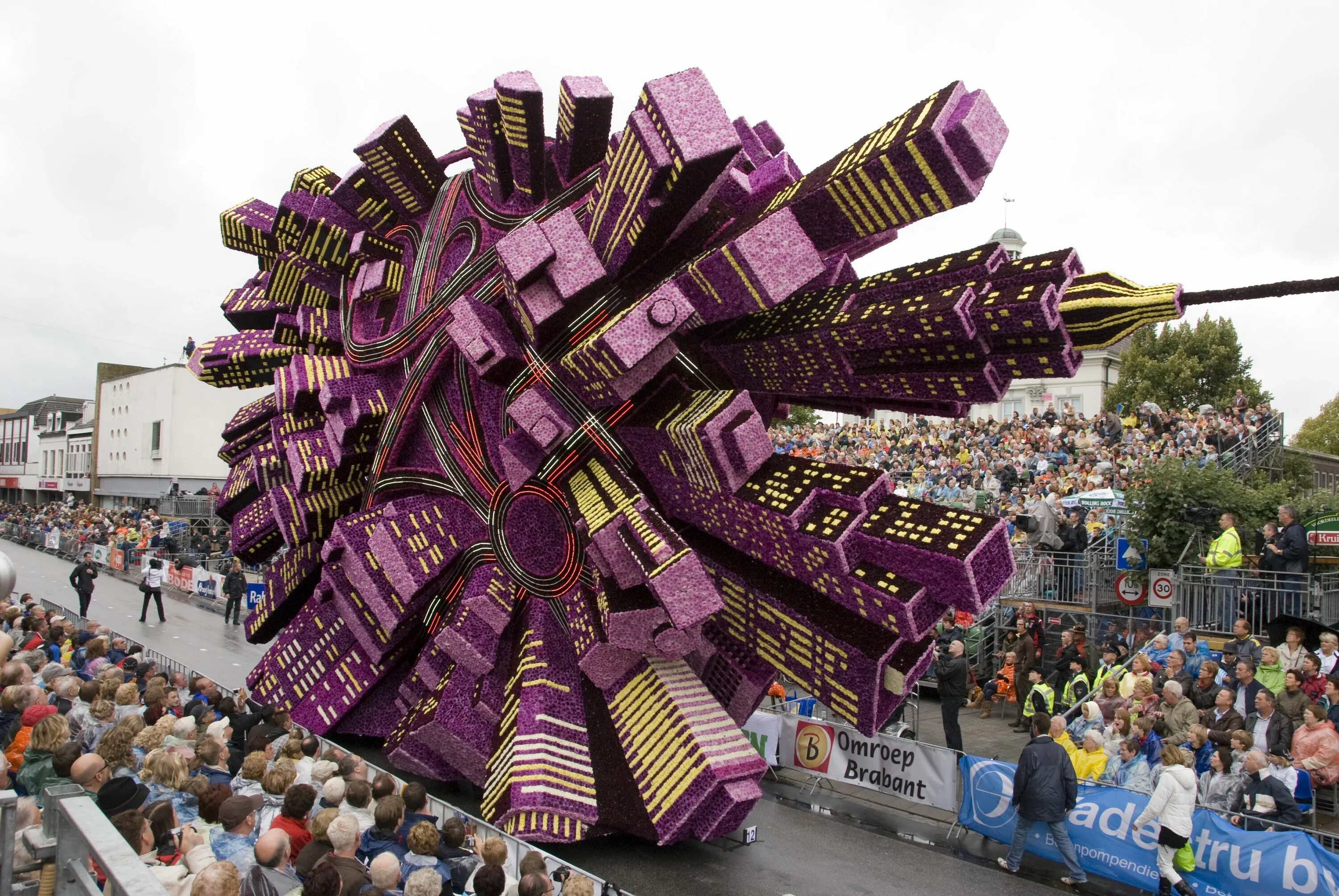 Интересные праздники в апреле. Фестиваль цветов Bloemencorso в Голландии. Парад цветов Bloemencorso в Голландии. Блюменкорсо в Голландии. Блуменкорсо Зундерт.