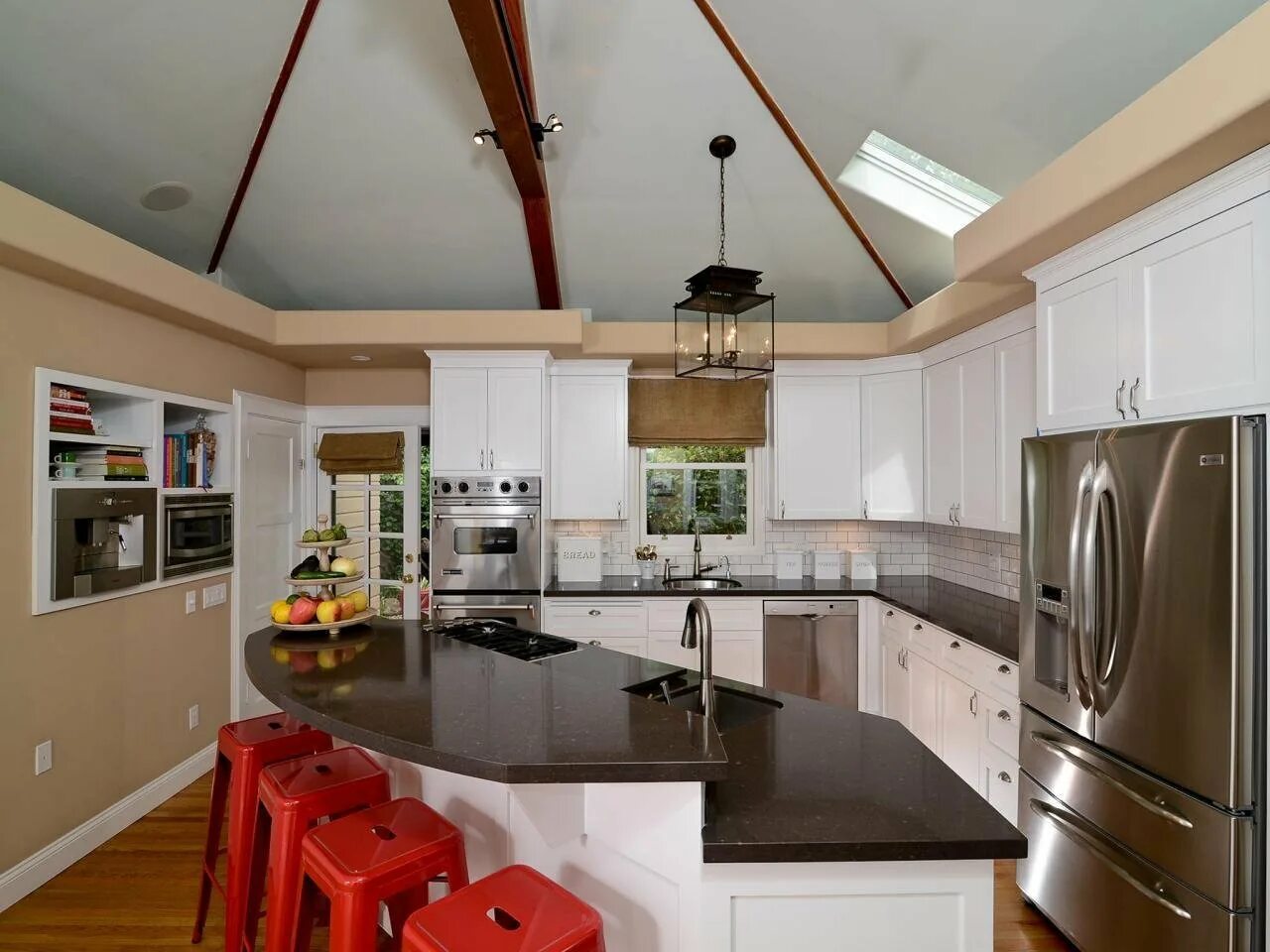 Кухня в потолок. Кухонный потолок. Оригинальные потолки на кухне. Натяжной потолок на кухне. Потолок кухня видео