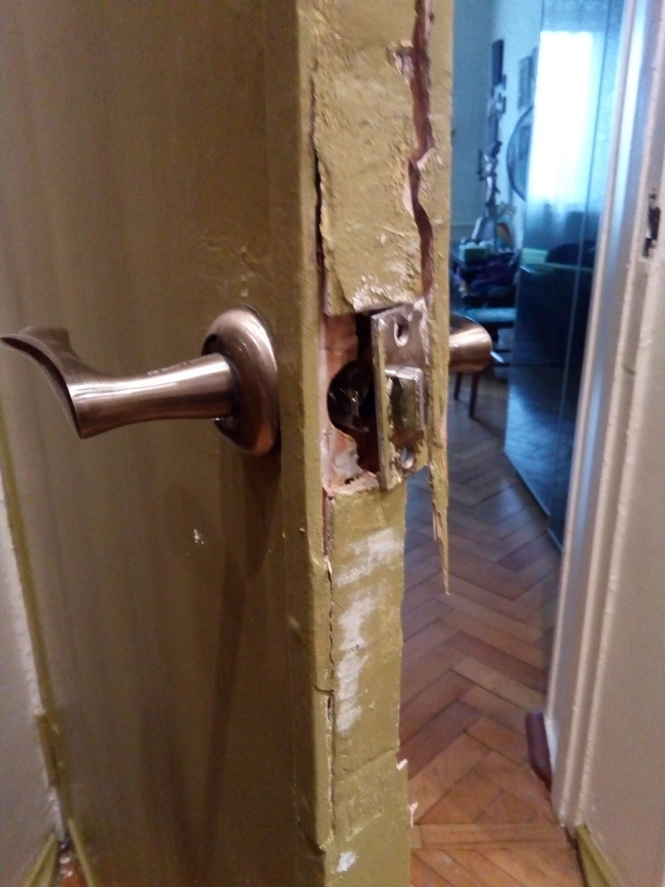 Выбили дверь в квартиру. Выломанная деревянная дверь. Раздолбанная деревянная дверь. Выбитая дверь. Вышибает дверь.