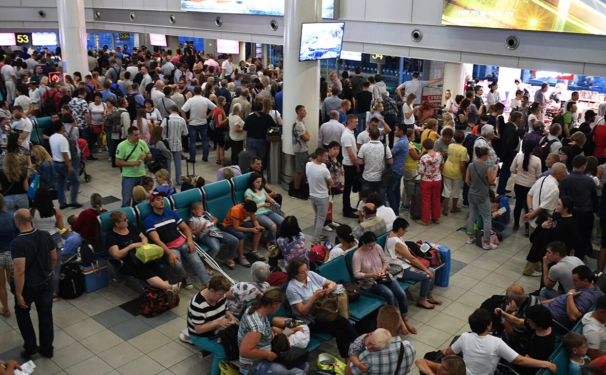 Что творится в аэропортах москвы сегодня. Очередь в аэропорту. Много людей в аэропорту. Очередь в аэропорту Домодедово. Очереди в аэропортах Москвы.