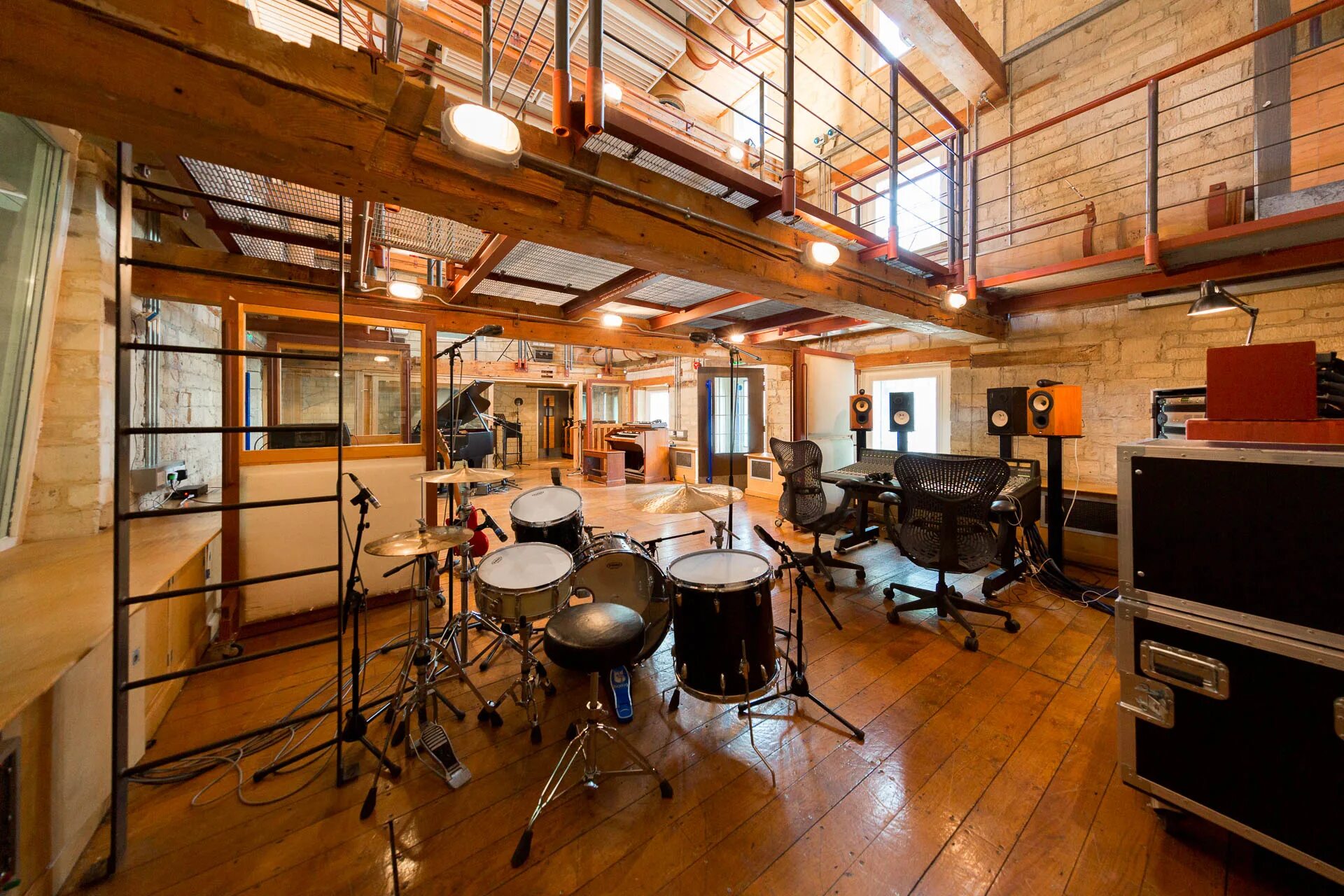Real studio. Студия world. real world studios. вики студию. нью ворлд студио.