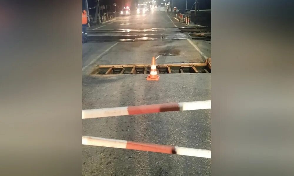 Жд переезд омск. Ограждение на жд шлагбауме. железнодорожный переезд. световое ограждение на жд шлагбауме. ограждение старого жд переезда.