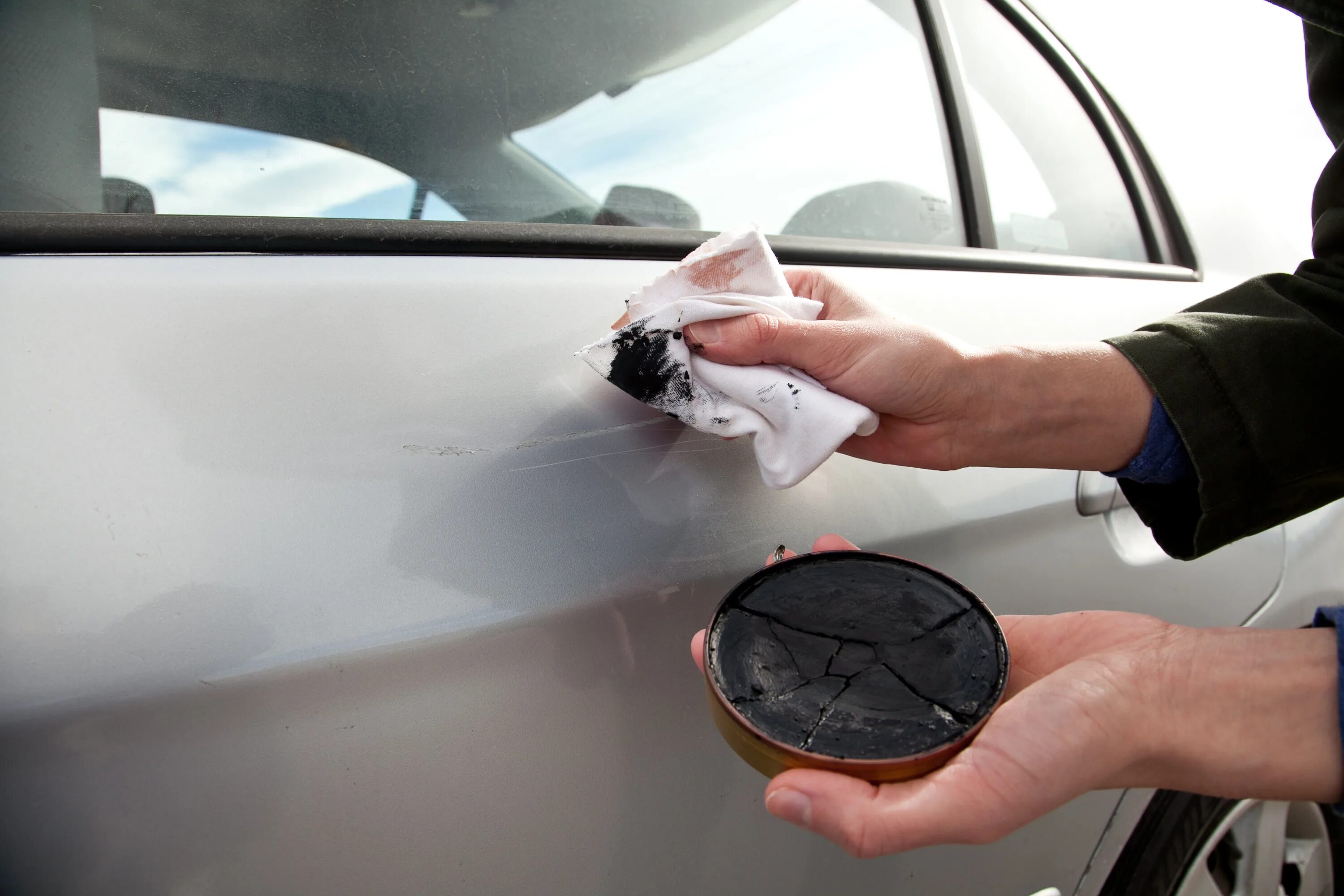 Keyed my car. Сколы на авто. Замазка сколов на автомобиле. Ремкомплект для сколов кузова автомобиля. Сколы на кузове автомобиля.