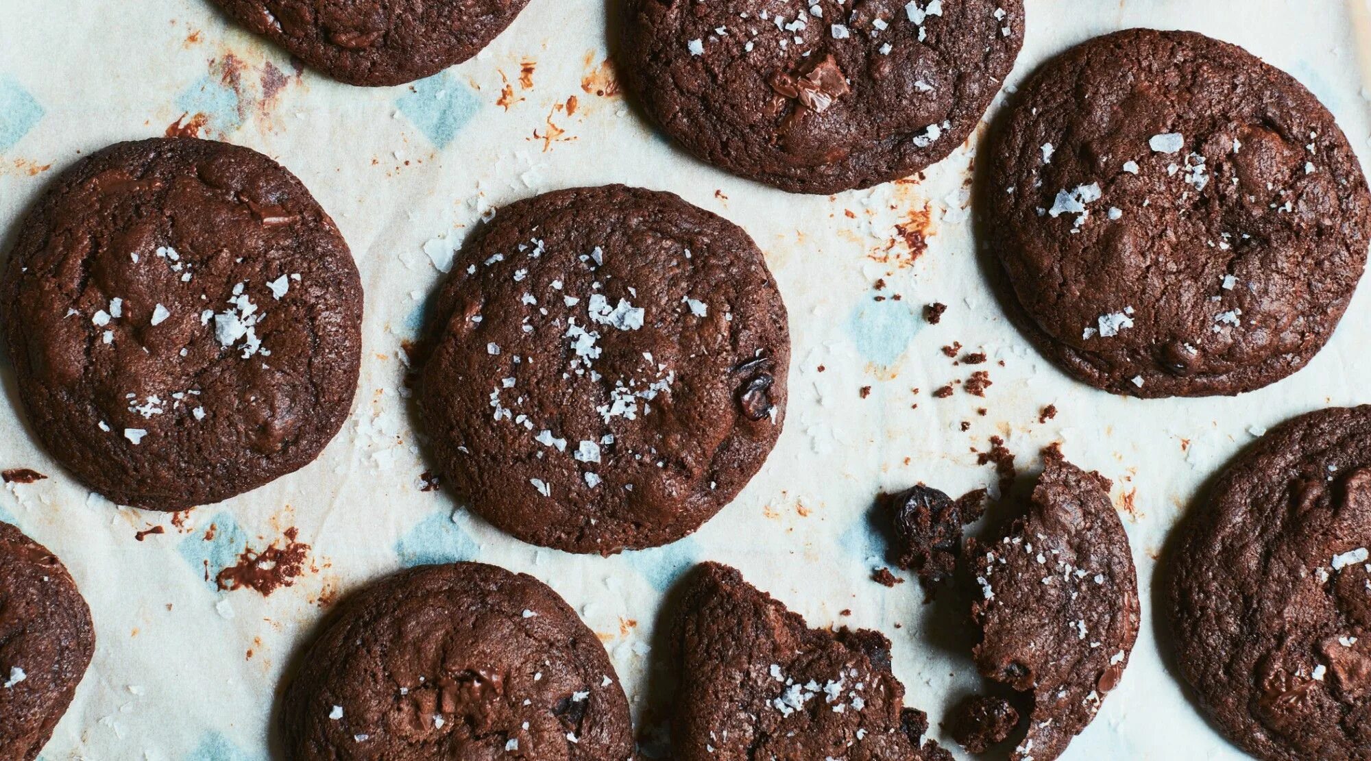 Dark cookie. Темные печеньки. печенье с темным шоколадом. печенье dark chocolate. шоколадное печенье ночь.