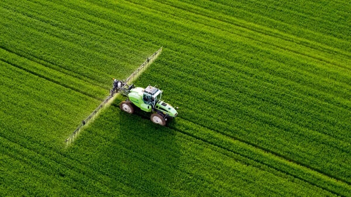 Фгис сатурн. Опрыскивание полей. Удобрение полей пестицидами. Трактор распыляет удобрения. Опыливание пестицидами.