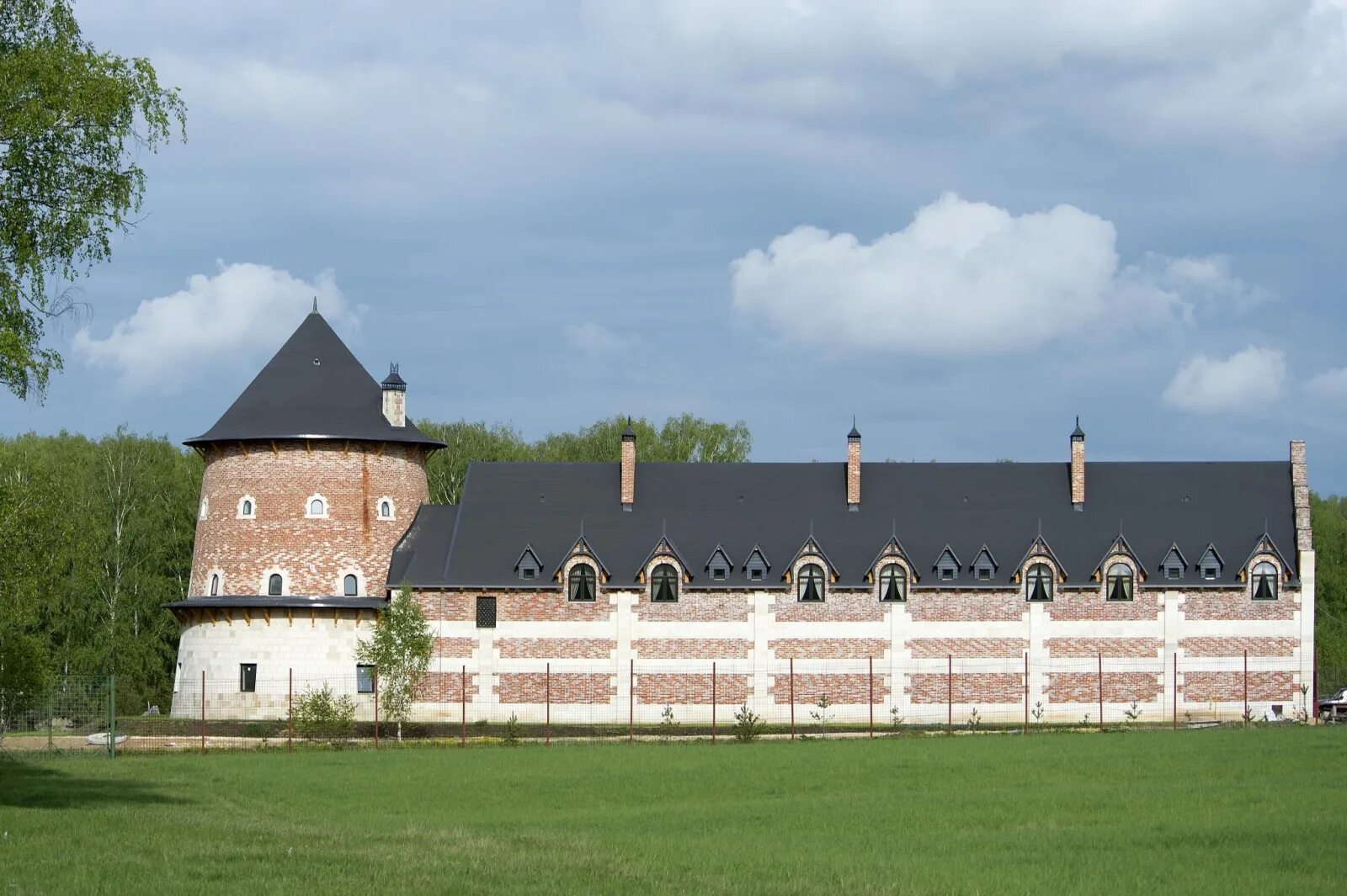 Ферма в озерах. Доношово замок la ferme. Ла ферме де Реве Коломна. Отель замок в Коломне la ferme. Замок Доношово Озерский район.