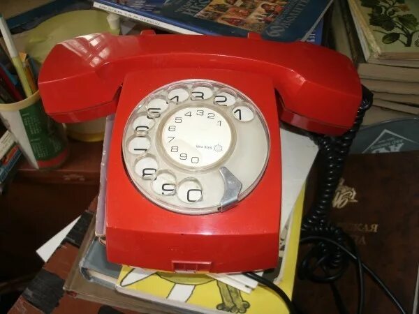 Дисковый телефон. Советский домашний телефон. Красный дисковый телефон. Детский телефонный аппарат СССР.
